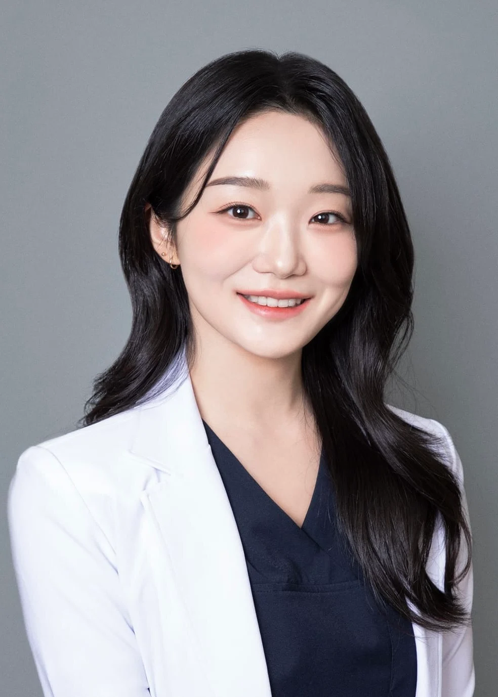 Portrait of Erin Eunkyul Park wearing a white coat
